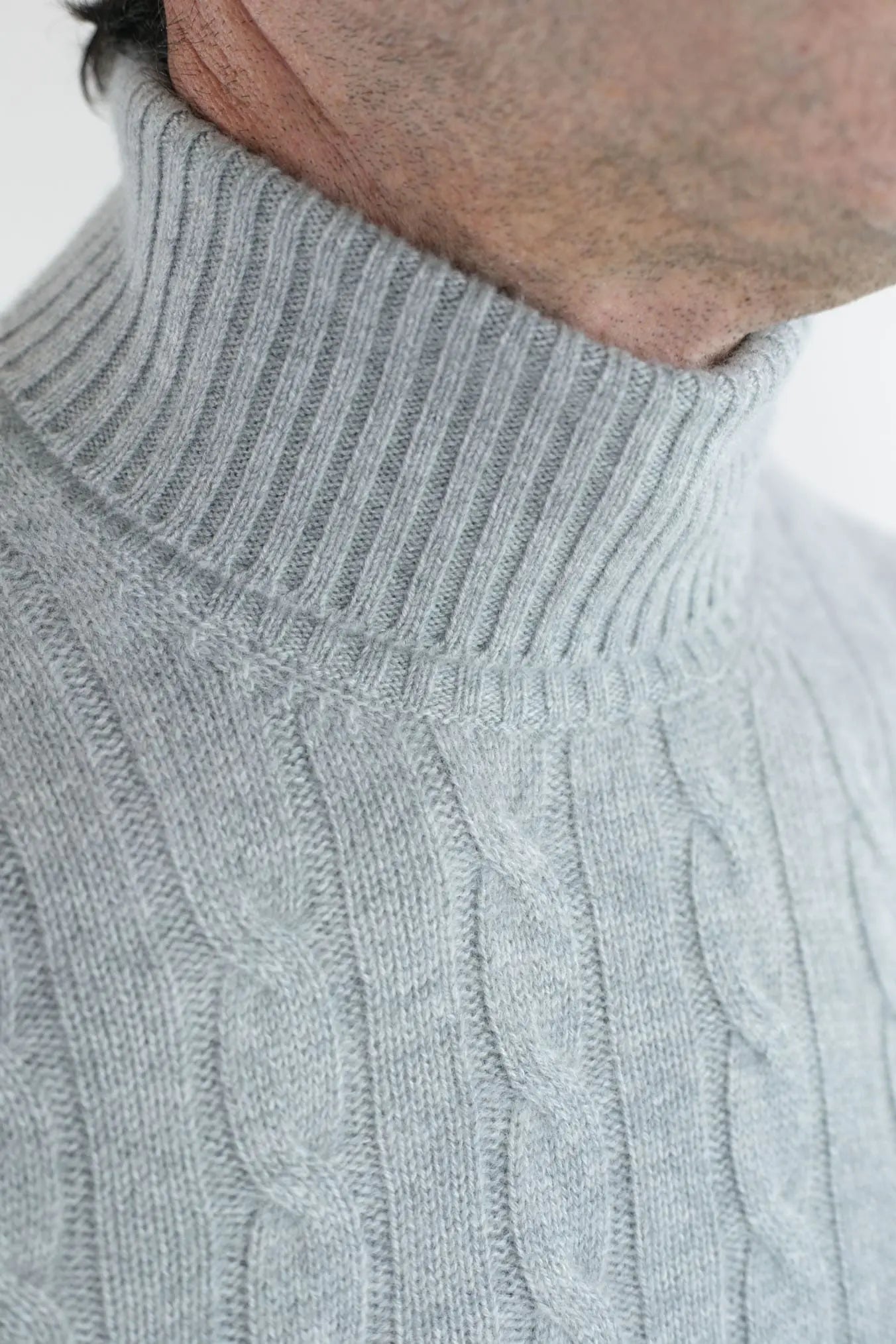 Dolcevita a Trecce in Cashmere Grigio Chiaro - Guarino Store