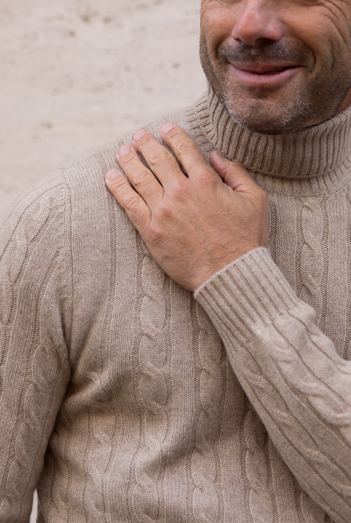 GUARINO Cable Turtleneck in Beige Cashmere