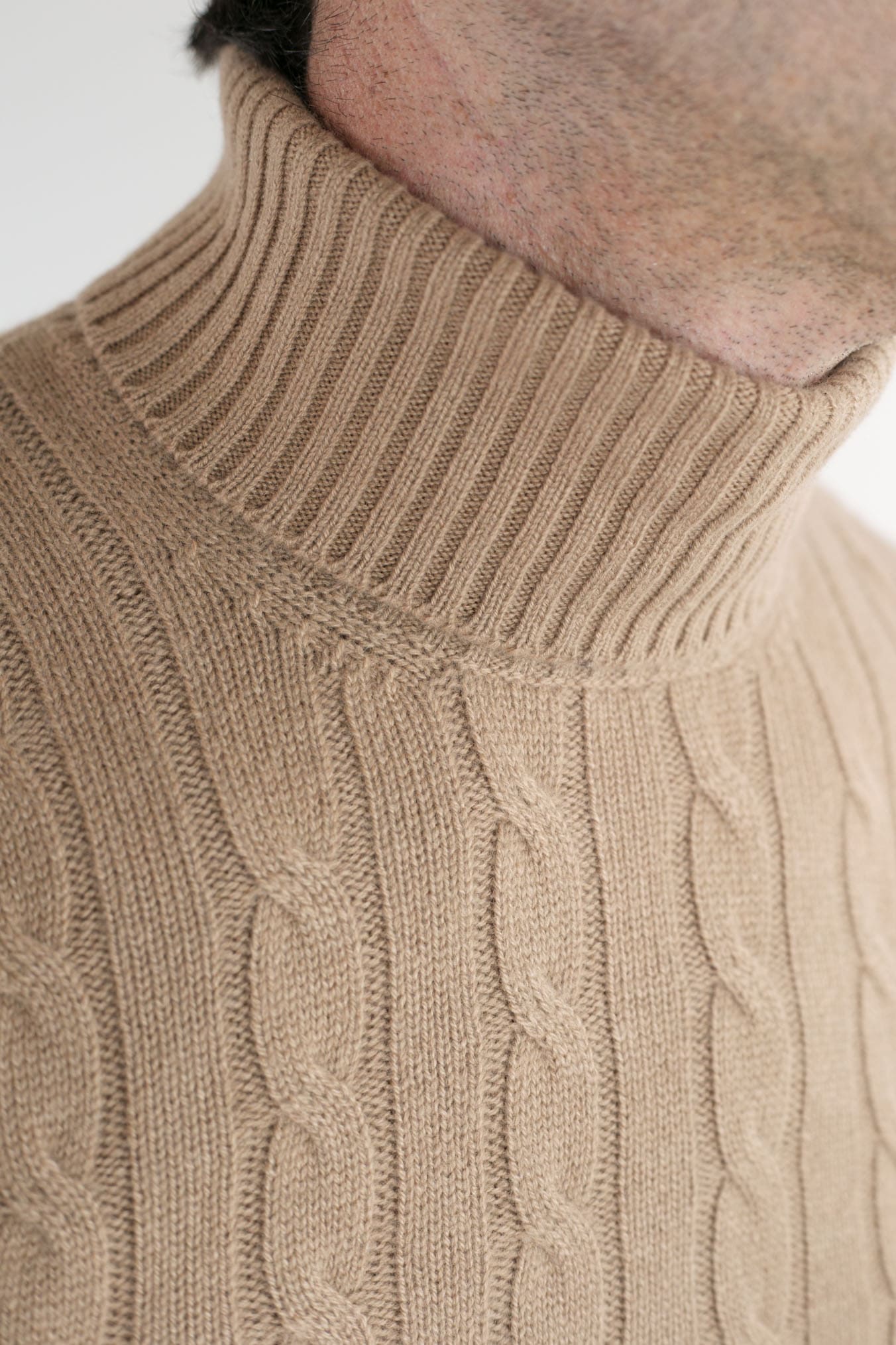 GUARINO Camel Cashmere Cable Knit Turtleneck