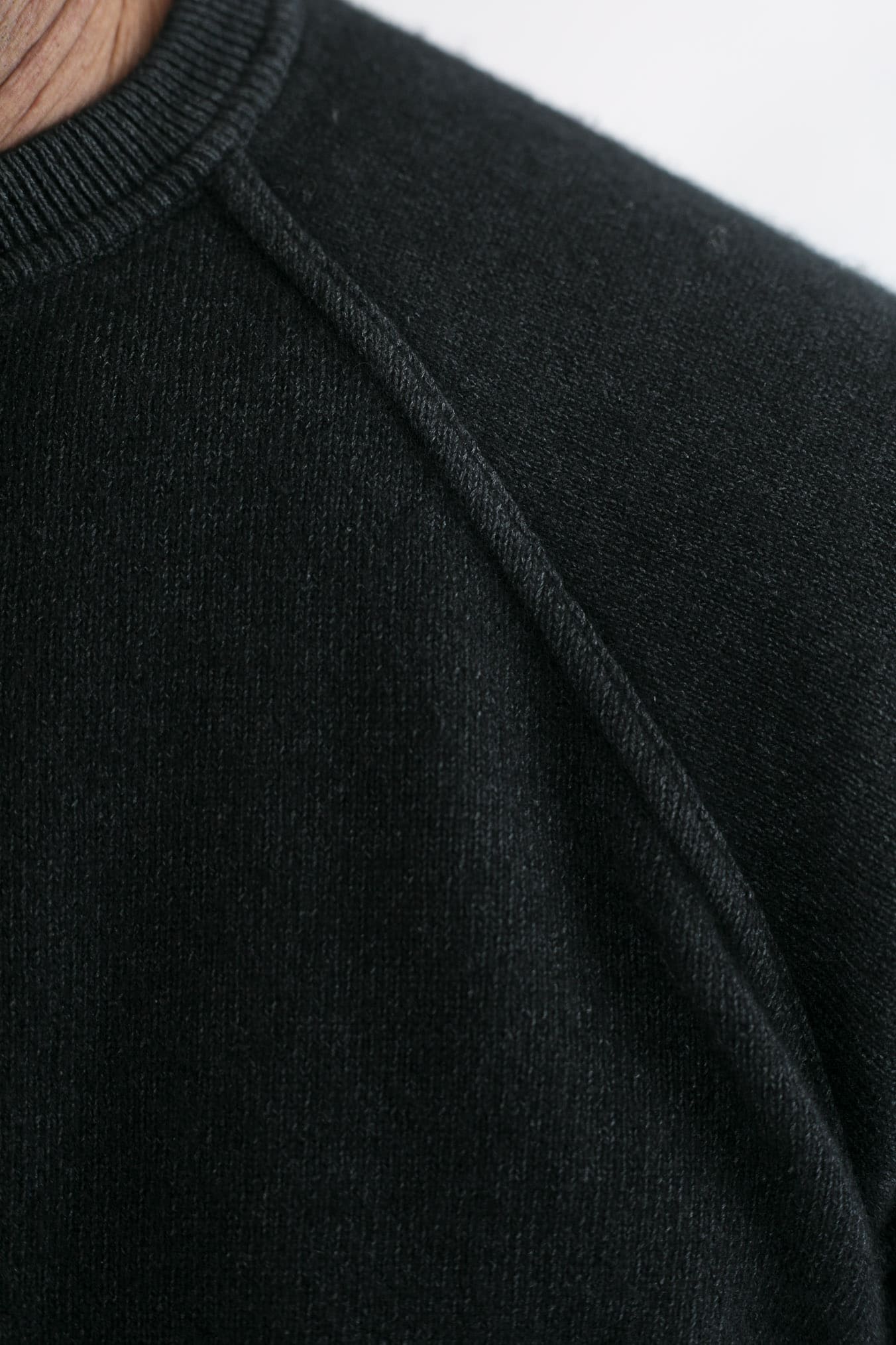 Raglan Cashmere Old Dyed Black Crewneck