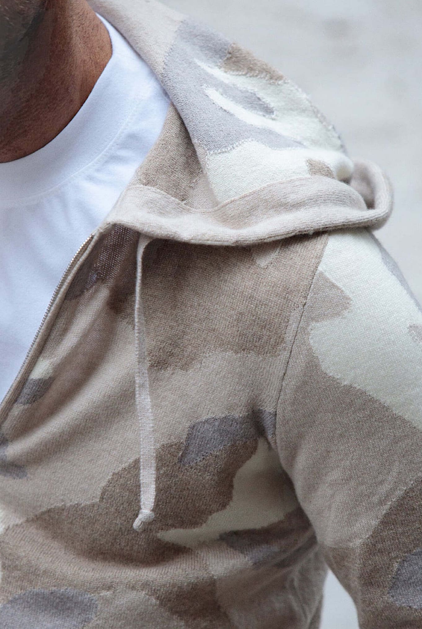 Felpa Cashmere con Cappuccio Camouflage Intarsi a Mano Beige