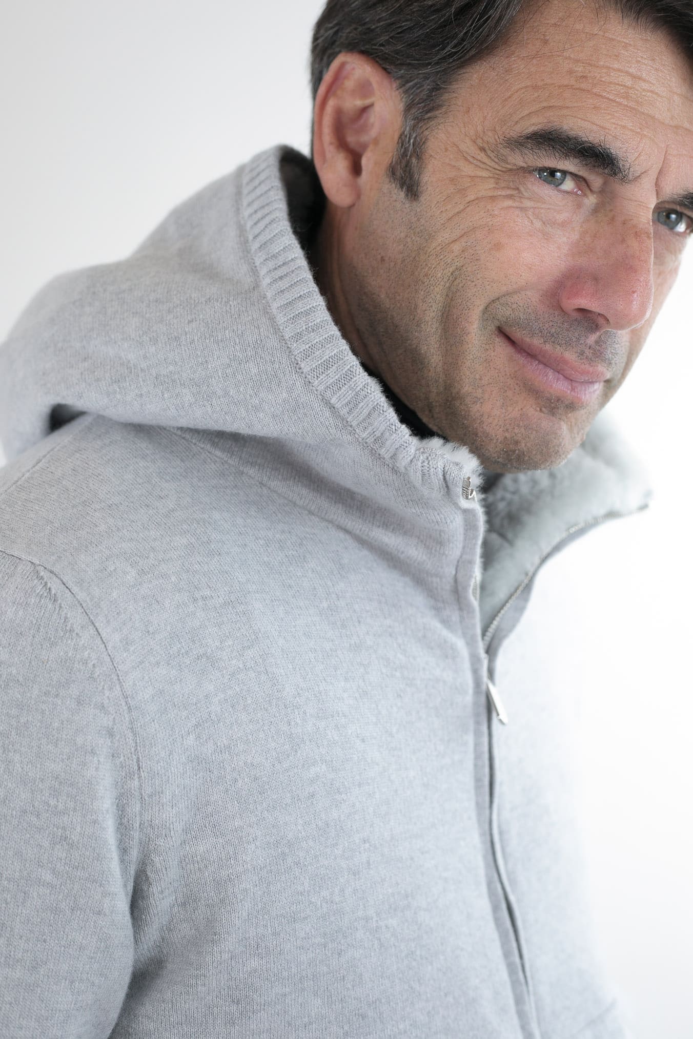 Bomber con Cappuccio in Cashmere e Castorino Grigio Perla